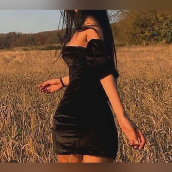 🖤Velvet Torch Black Cold-Shoulder Mini Dress—Size XS (NWT Excellent Condition) - Picture 2 of 7